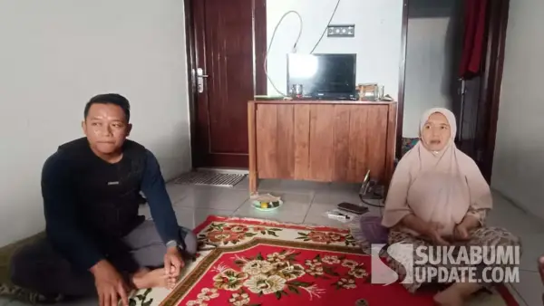 Paman AG saat diwawancarai di rumah duka di Palabuhanratu, Sukabumi. Minggu (7/12/2025). (Sumber: SU/Ilyas Supendi)