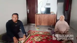 Paman AG saat diwawancarai di rumah duka di Palabuhanratu, Sukabumi. Minggu (7/12/2025). (Sumber: SU/Ilyas Supendi)