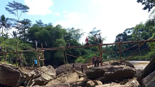 Gotong royong warga dua desa di Sukabumi bangun kembali jembatan yang putus diterjang banjir. (Sumber: Dok : Warga)