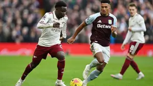 Aksi Bukayo Saka dibayang-bayangi oleh Watkins di laga Arsenal vs Aston Villa. (Sumber: Web/arsenal.com)