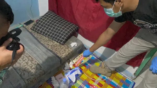 Identifikasi Polisi di kamar kos AG di wilayah Kecamatan Warudoyong, Kota Sukabumi. (Sumber: Istimewa)
