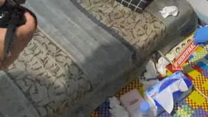 Penyidik Polres Sukabumi Kota olah TKP di Kamar Kos AG, waitress karaoke yang ditemukan meninggal dunia (Sumber: dokpol)