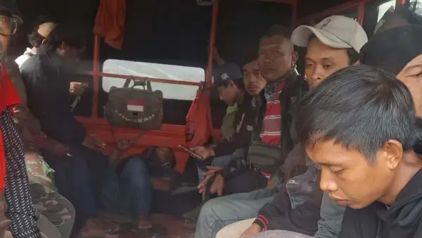 Para pekerja yang terisolasi bencana di Aceh Tengah saat dievakuasi relawan untuk dipulangkan. (Sumber Foto: Akun FB: Zeans (Andri Relawan Sehati))