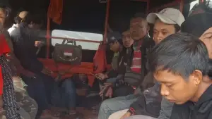 Para pekerja yang terisolasi bencana di Aceh Tengah saat dievakuasi relawan untuk dipulangkan. (Sumber Foto: Akun FB: Zeans (Andri Relawan Sehati))