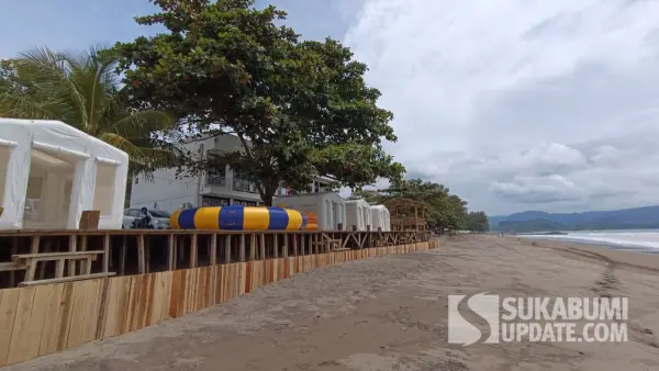 Keberadaan glamping di pantai citepus yang diprotes warga setempat karena menutup akses jalan kaki wisatawan (Sumber: sukabumiupdate)
