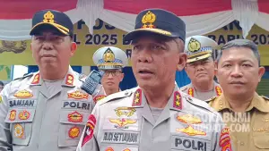 Kapolda Jawa Barat Irjen Pol Rudi Setiawan saat diwawancara usai meninjau jalur wisata Pantai Karanghawu Kabupaten Sukabumi, Senin (8/12/2025). (Sumber Foto: SU/Ilyas)