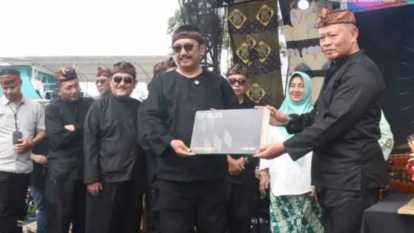 Kadisdagin Kabupaten Sukabumi Dani Tarsoni saat mendampingi Bupati Asep Japar dalam perayaan 2nd Anniversary Celebration Goalpara Tea Park. (Sumber Foto: Prokompim Pemkab Sukabumi)