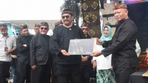 Kadisdagin Kabupaten Sukabumi Dani Tarsoni saat mendampingi Bupati Asep Japar dalam perayaan 2nd Anniversary Celebration Goalpara Tea Park. (Sumber Foto: Prokompim Pemkab Sukabumi)