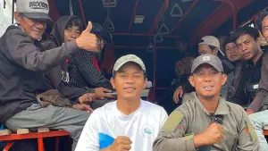 Relawan Sukabumi Sehati saat berfoto bersama 13 warga Sukabumi. (Sumber: Istimewa)