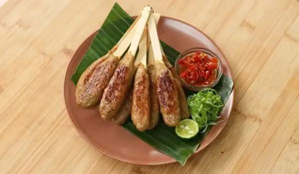 Resep Sate Lilit Ayam Manis, Ide Menu Gurih-Manis yang Bakal Disukai Anak-Anak (Sumber : Youtube | Devina Hermawan)