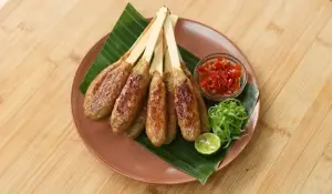 Resep Sate Lilit Ayam Manis, Ide Menu Gurih-Manis yang Bakal Disukai Anak-Anak (Sumber : Youtube | Devina Hermawan)
