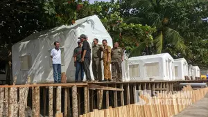 Keberadaan deretan glamping mewah di pantai citepus yang menutup jalur jogging track. (Sumber : SU/Ilyas).