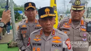 Kapolda Jabar, Irjen Pol Rudi Setiawan meninjau langsung pintu keluar Tol Parungkuda, Kabupaten Sukabumi, Senin (8/12/2025) (Sumber: SU/Ibnu Sanubari)