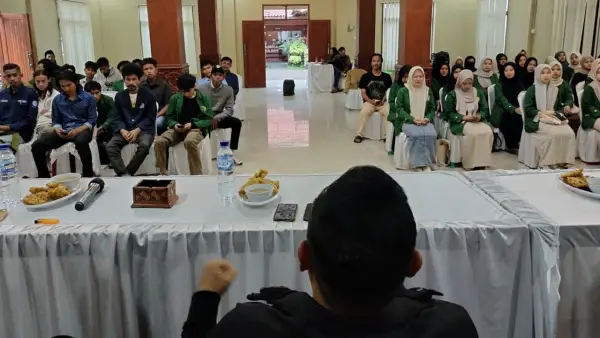 Mahasiswa Institut Almasturiyah Sukabumi saat menghadiri kegiatan Penyelenggaraan Pengawasan Pemerintahan bersama anggota DPRD Jabar Muhammad Jaenudin di Aula King Raos, Kecamatan Cisaat, pada Sabtu (6/12/2025) | Foto : Tim adc
