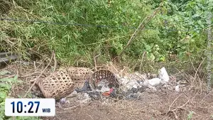 Kondisi sampah rumah tangga yang berceceran di Hutan Lindung Cipeucang, Geopark Ciletuh, Sukabumi. (Sumber : Istimewa.).