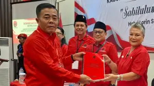 Paoji Nurjaman saat menerima SK terpilih Ketua DPC PDIP Kabupaten Sukabumi | Foto : Dok DPC PDIP