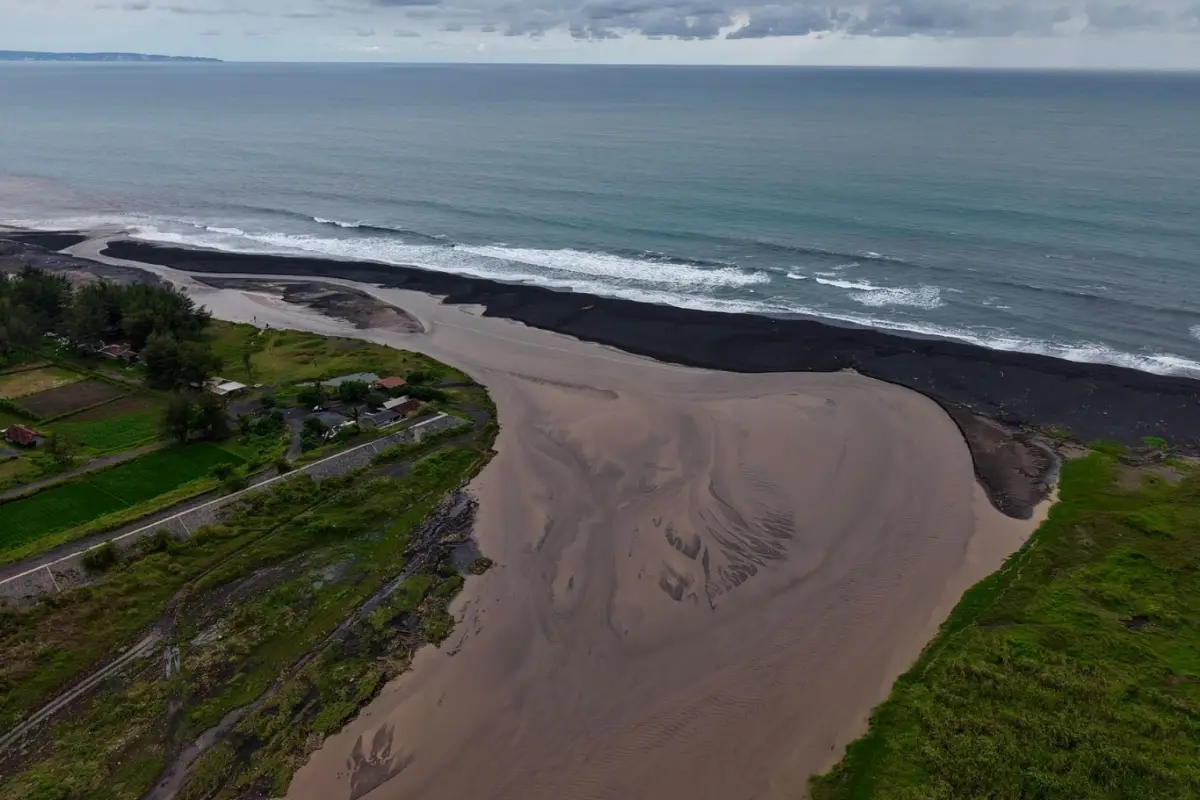 Muara Aliran Lahar Gunung Semeru di Pantai Bambang, Lumajang, Jawa Timur (Credit Foto: Andrea Ramadhan)