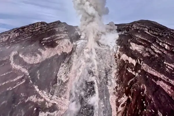 SEMERU PASCA ERUPSI November 2025 (Credit Foto: @Andrea Ramadhan/FB/YT) (Sumber : Facebook)