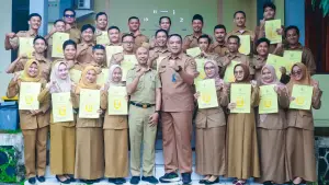 Kepala Bapenda Kabupaten Sukabumi Herdy Somantri (tengah kanan) dan Sekretaris Bapenda Agus Kurniadi berfoto bersama para pegawai PPPK Paruh Waktu. (Sumber Foto: Dok. Bapenda)