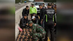 Ilustrasi penemuan 200 ribu pil ekstasi di jalan tol trans sumatera (Sumber: edit by copilot)