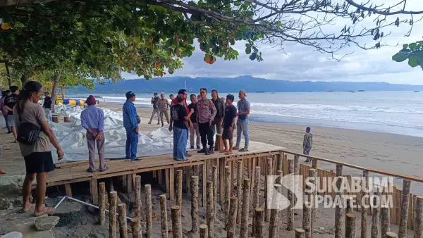 Pembongkaran glamping ilegal diduga milik WNA Korea di Pantai Citepus Sukabumi diwarnai ketegangan antara pengelola dan warga. (Sumber Foto: SU/Ilyas)