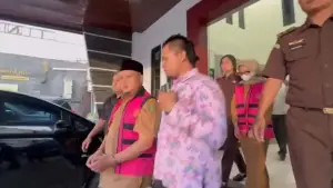 Dua tersangka korupsi retribusi wisata di Kota Sukabumi saat digiring ke mobil tahanan. (Sumber : Istimewa)