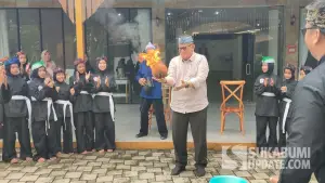 A. Yamin memainkan bola api bersama pesilat Paguron Silat Sang Maung Bodas Parakansalak dalam kegiatan Sapa Budaya Jawa Barat di Parungkuda, Kabupaten Sukabumi, Selasa (9/12/2025). (Sumber: SU/Ibnu Sanubari)