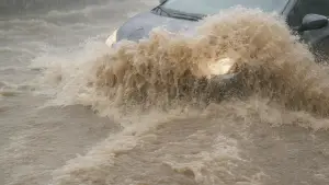 Ilustrasi banjir ngeri di jalan raya salabintana Kabupaten Sukabumi (Sumber: edit by copilot)