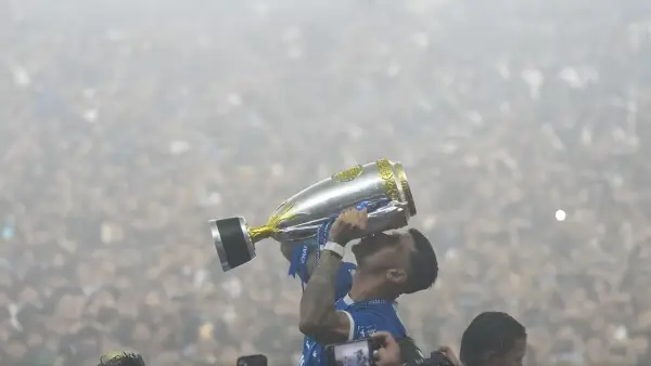 Ciro Alves merayakan gelar juara keduanya beruntun bersama Persib Bandung dihdapan ribuan Bobotoh yang memadati Stadion GBLA (Sumber: Instagram/@cirooficial)