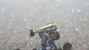 Ciro Alves merayakan gelar juara keduanya beruntun bersama Persib Bandung dihdapan ribuan Bobotoh yang memadati Stadion GBLA (Sumber: Instagram/@cirooficial)