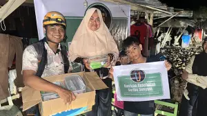 dokter Jabal Cahyo Wibowo saat membagikan obat obatan set p3k kepada warga penyintas bencana.