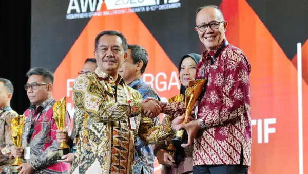 Wali Kota Sukabumi Ayep Zaki (kanan) menerima penghargaan IGA 2025 di Jakarta, Rabu, 10 Desember 2025. | Foto: Dokpim Kota Sukabumi