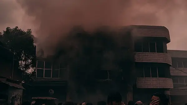 Ilustrasi kebakaran gedung terra drone (Sumber: edit by copilot)