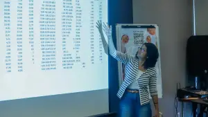 Aidila Razak, jurnalis digital dan pelatih dari Google News Initiative, memberikan materi penguasaan alat mutakhir seperti Pinpoint dan Gemini kepada calon pelatih AI. (Sumber Foto: Istimewa)