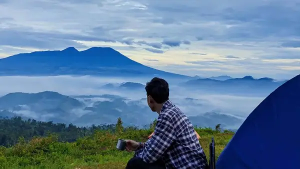 Pemandangan di atas puncak peyeum, Kecamatan Gegerbitung, Kabupaten Sukabumi. (Sumber: Instagram @mhmdnsr07_)