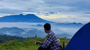 Pemandangan di atas puncak peyeum, Kecamatan Gegerbitung, Kabupaten Sukabumi. (Sumber: Instagram @mhmdnsr07_)