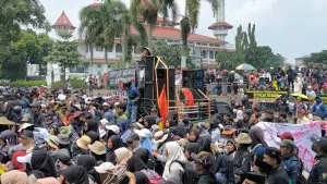 Momen ratusan warga geruduk Kantor Bupati Cianjur untuk menagih janji penolakan proyek Geothermal di Kaki Gunung Gede Pangrango, Rabu siang (10/12/2025). (Sumber Foto: IG Cianjur Tea)