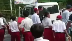 Mobil MBG seruduk dan tabrak pelajar SDN Kalibaru 01 Cilincing Jakarta Utara (Sumber: warganet)