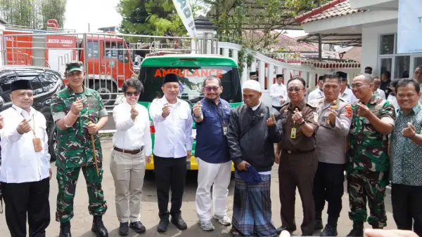 Wabup Sukabumi Andreas dan Wakil Ketua DPRD Kabupaten Sukabumi Usep (paling kanan) berfoto bersama dalam acara penyerahan bantuan ambulans untuk Baznas. (Sumber Foto: Diskominfosan Kab. Sukabumi)