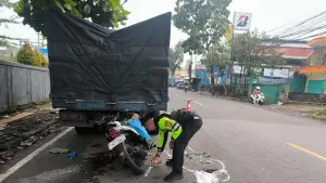 Polisi saat melakukan olah TKP kecelakaan maut di Jalan RA Kosasih. (Sumber: Istimewa)