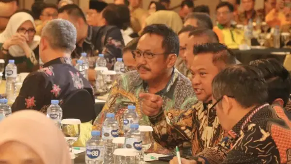 Bupati Asep Japar dan Ketua DPRD Budi Azhar Mutawali duduk satu meja dalam acara Sarasehan Nasional yang digelar MPR RI. (Sumber : Prokompim Pemkab Sukabumi)