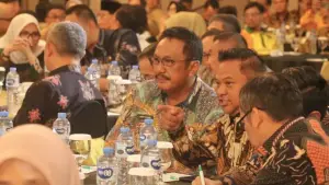 Bupati Asep Japar dan Ketua DPRD Budi Azhar Mutawali duduk satu meja dalam acara Sarasehan Nasional yang digelar MPR RI. (Sumber : Prokompim Pemkab Sukabumi)