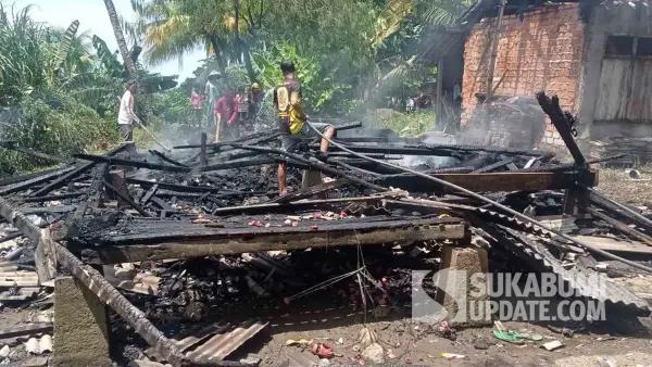 Kondisi rumah panggung milik Apandi di Desa Ciemas, Sukabumi, yang ludes terbakar akibat diduga korsleting listrik, Kamis (11/12/2025). (Sumber Foto: Istimewa)