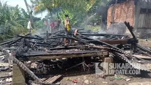 Kondisi rumah panggung milik Apandi di Desa Ciemas Sukabumi, yang ludes terbakar diduga akibat korsleting listrik, Kamis (11/12/2025). (Sumber Foto: Istimewa)