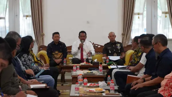 Bupati Sukabumi dalam rapat koordinasi Pendataan Koperasi Desa atau kelurahan Merah Putih pada Kamis 11 Desember 2025 di Pendopo Sukabumi. (Sumber: Dokpim)
