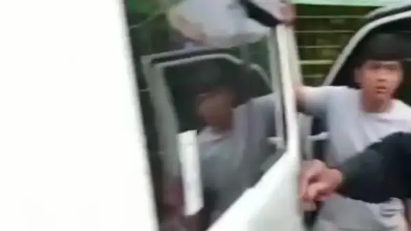 Mobil MBG usai tabrak guru dan belasan pelajar SDN Kalibaru 01 Jakarta Utara (Sumber : warganet)