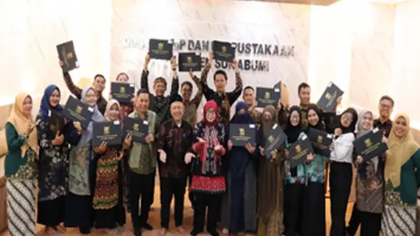 Penyerahan sertifikat oleh Diarpus Kabupaten Sukabumi kepada 27 tenaga perpustakaan. (Sumber: Istimewa)