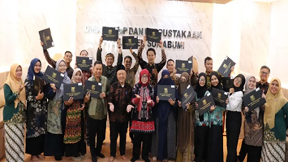 Diarpus Sukabumi Serahkan Sertifikat Kompetensi Kepada 27 Tenaga Perpustakaan Tahun 2025