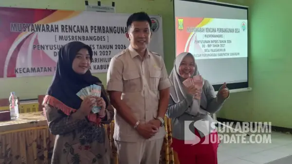Anggota DPRD Kabupaten Sukabumi, Teddy Setiadi, menyerahkan bantuan pribadi kepada perwakilan warga Desa Palasarihilir saat pelaksanaan Musrenbangdes, Kamis (11/12/2025). (Sumber Foto: SU/Ibnu Sanubari)