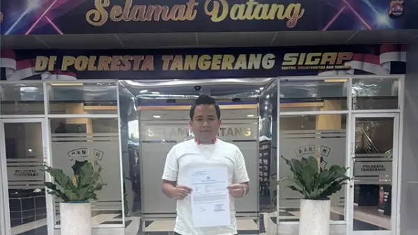 Asep Jena kelahiran Desa Citamiang, Kecamatan Purabaya, Kabupaten Sukabumi, sehabis membuat laporan ke Polresta Tangerang. (Sumber : Istimewa.)